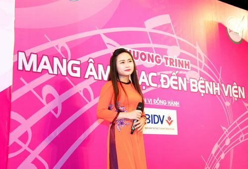 Ca sĩ Phương Thanh biểu diễn tại chương trình